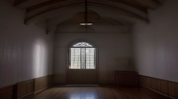 影像行业分析师在灯光明亮的办公室内对比多张影像作品截图，展示筱田优作品各阶段风格对比分析场景